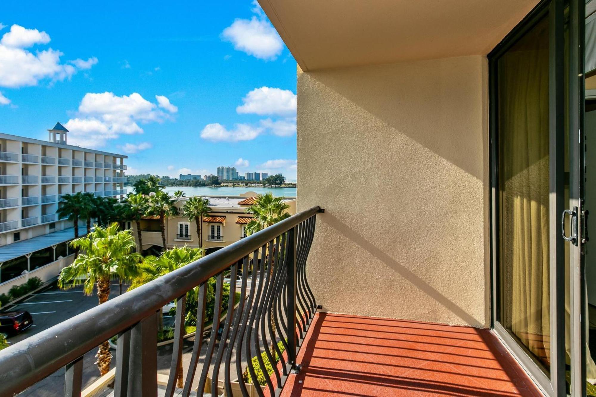 Standard Queen Room Balcony City View