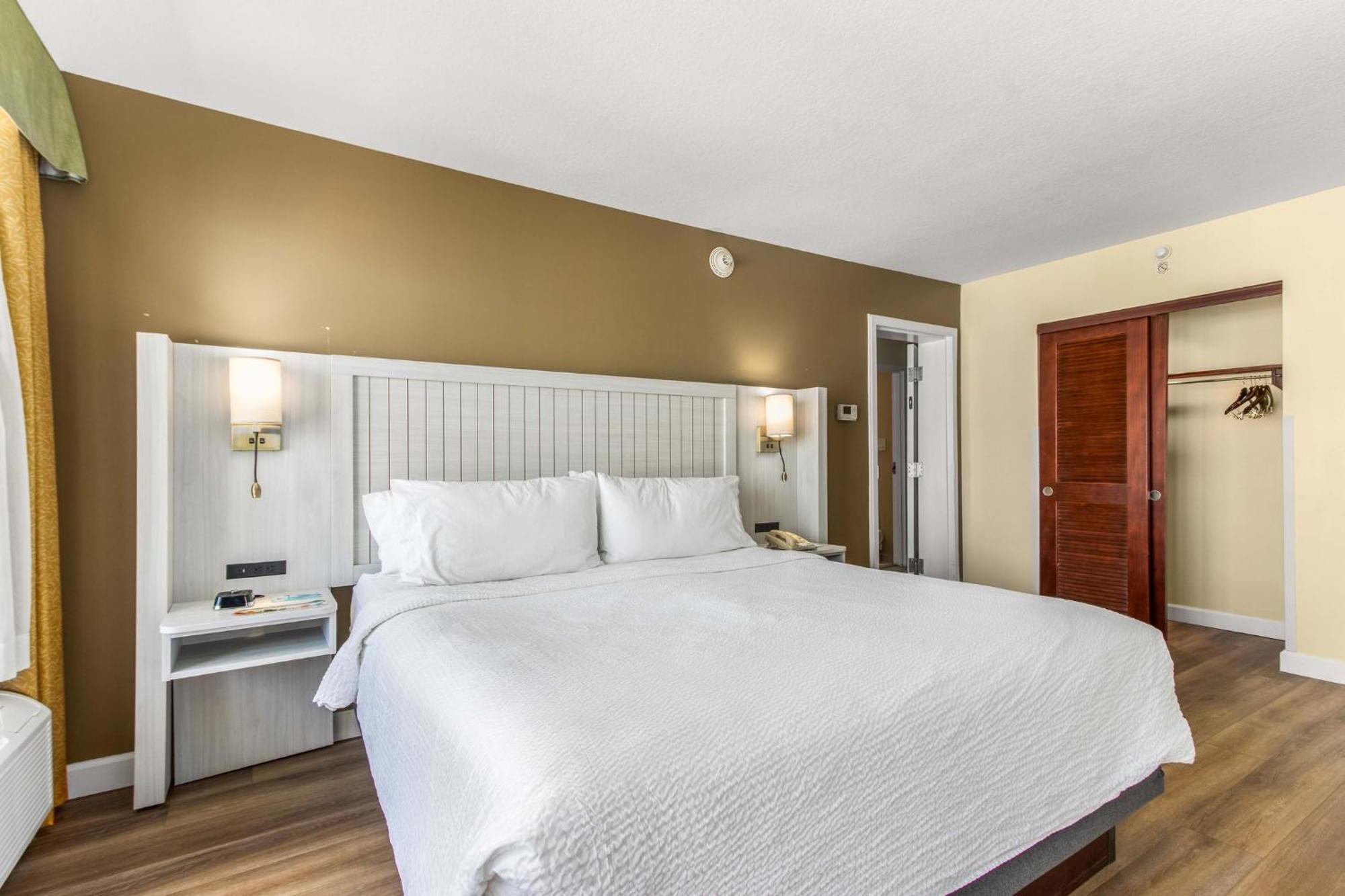 One-Bedroom Suite Balcony City VIew